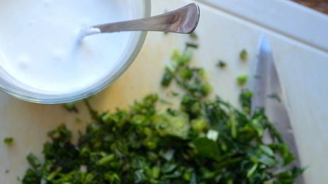 классический жареный картофель со свежим соусом