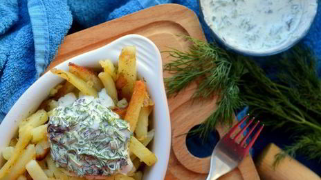 классический жареный картофель со свежим соусом