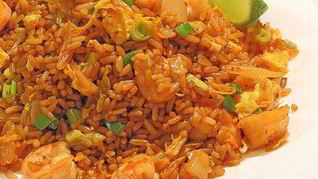 Классический жареный рис по-кантонски с курицей и креветками