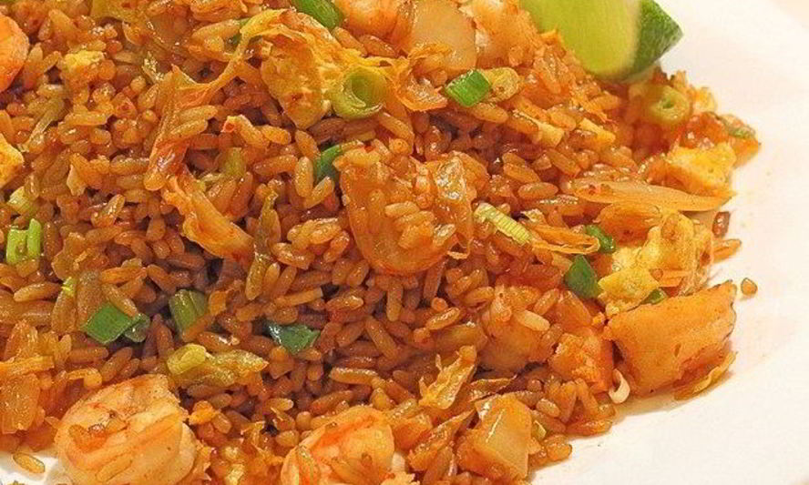 Рецепт классического жареного риса по-кантонски с курицей и креветками