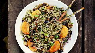 Лапша с баклажанами и хурмой