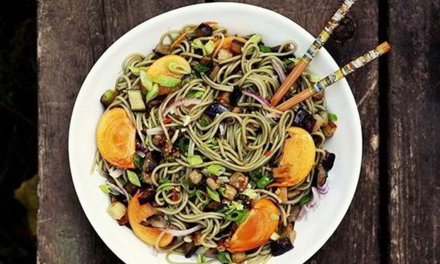 Рецепт лапши с баклажанами и хурмой