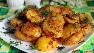 Молодой картофель обжаренный в сливочном масле с паприкой и чесноком