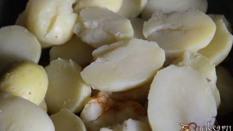 молодой картофель обжаренный в сливочном масле с паприкой и чесноком