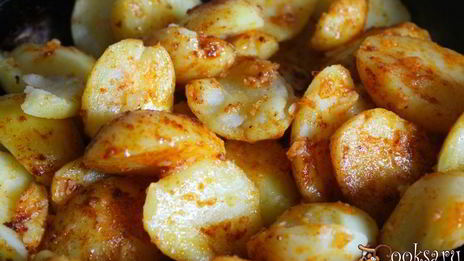 молодой картофель обжаренный в сливочном масле с паприкой и чесноком