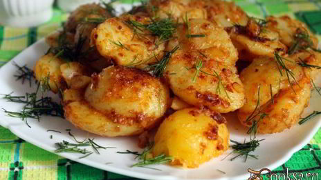 молодой картофель обжаренный в сливочном масле с паприкой и чесноком