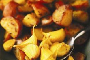 Молодой картофель с имбирем и чесноком