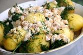 Молодой картофель с укропом и сметанной заправкой