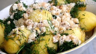 Молодой картофель с укропом и сметанной заправкой