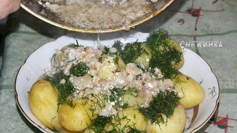 молодой картофель с укропом и сметанной заправкой