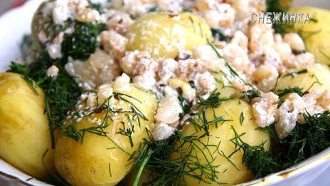 молодой картофель с укропом и сметанной заправкой