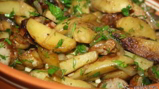 Молодой картофель, жареный с грибами, луком и домашней колбасой