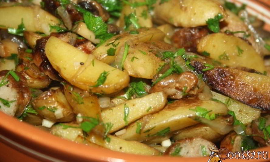 Рецепт молодого картофеля, жареного с грибами, луком и домашней колбасой