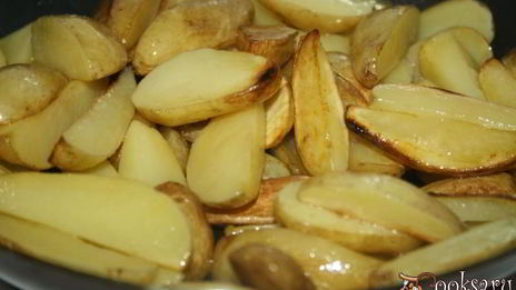 молодой картофель, жареный с грибами, луком и домашней колбасой