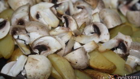 молодой картофель, жареный с грибами, луком и домашней колбасой