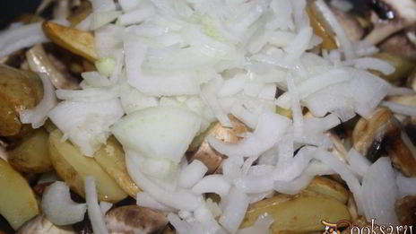 молодой картофель, жареный с грибами, луком и домашней колбасой