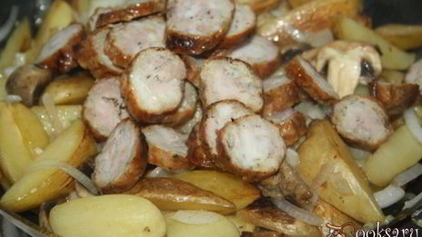 молодой картофель, жареный с грибами, луком и домашней колбасой