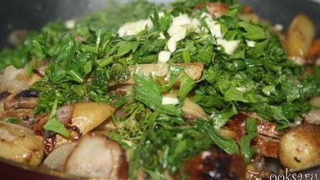 молодой картофель, жареный с грибами, луком и домашней колбасой