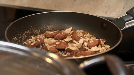 пряный рис с индейкой и зеленый салат с грушей