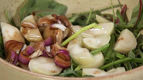 пряный рис с индейкой и зеленый салат с грушей