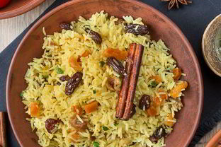 Пряный рис с сухофруктами