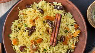 Пряный рис с сухофруктами