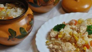 Рис с курицей в горшочках