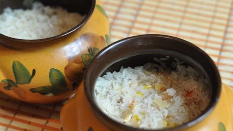 рис с курицей в горшочках