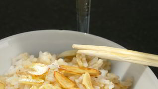 Рис с мускатным орехом, корицей и чесночными чипсами