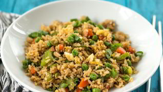 Рис с овощами на сковороде
