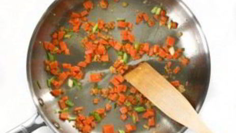 рис с овощами на сковороде