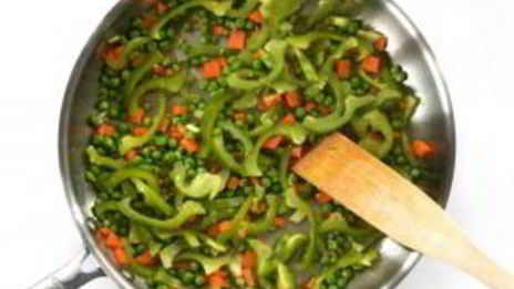 рис с овощами на сковороде