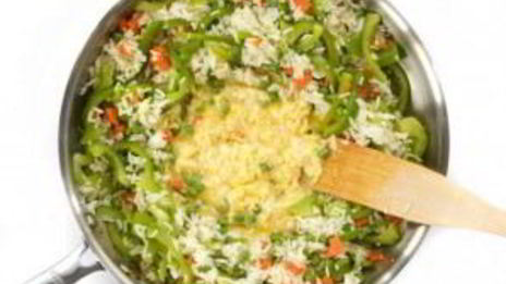 рис с овощами на сковороде