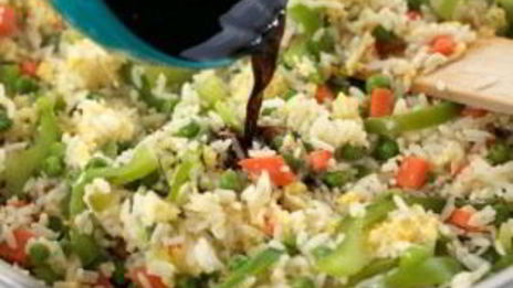 рис с овощами на сковороде