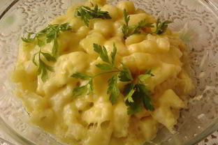 Жаренный картофель с расплавленным сыром