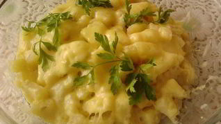 Жаренный картофель с расплавленным сыром