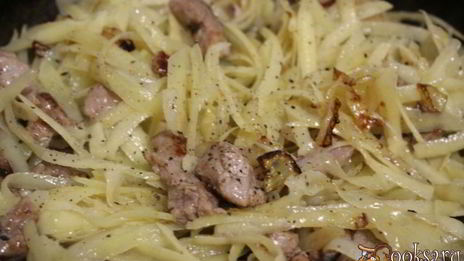 жареный картофель с мясом и яйцом