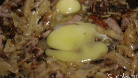 жареный картофель с мясом и яйцом