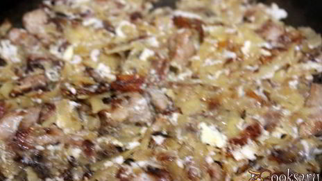 жареный картофель с мясом и яйцом