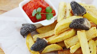 Жареный картофель со сморчками и томатным соусом