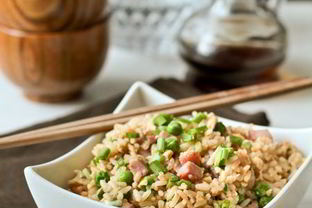 Жареный рис с ветчиной и горошком по-китайски