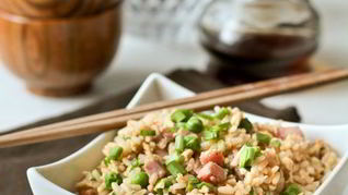 Жареный рис с ветчиной и горошком по-китайски