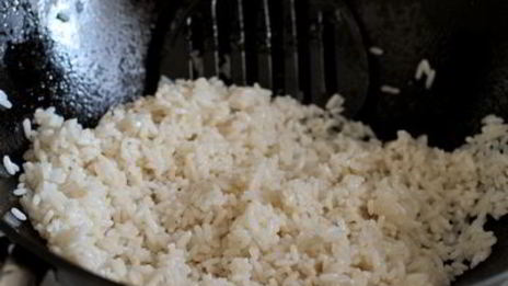 жареный рис с ветчиной и горошком по-китайски