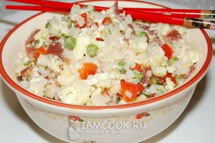 Жареный рис с яйцом, мясом и овощами по-китайски