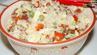 Жареный рис с яйцом, мясом и овощами по-китайски