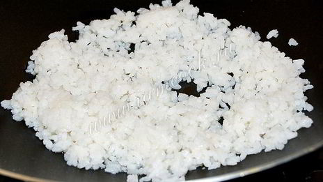 жареный рис с яйцом, мясом и овощами по-китайски