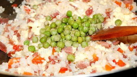 жареный рис с яйцом, мясом и овощами по-китайски