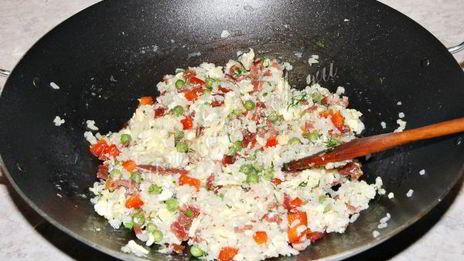 жареный рис с яйцом, мясом и овощами по-китайски
