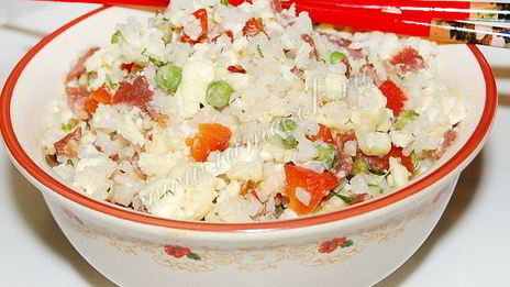 жареный рис с яйцом, мясом и овощами по-китайски