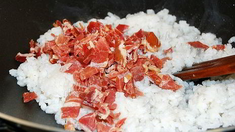 жареный рис с яйцом, мясом и овощами по-китайски